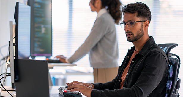 un hombre mirando un ordenador